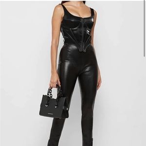 Debossed Contour Leggings - Black